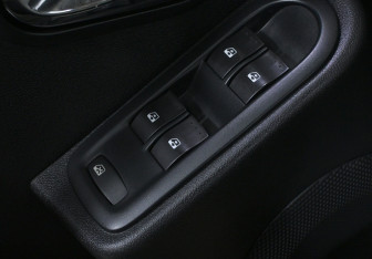 Подержанный автомобиль Nissan Terrano 2015 года (12 фото)