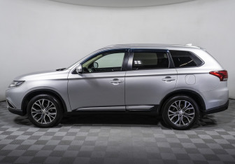 Подержанный автомобиль Mitsubishi Outlander 2017 года (8 фото)