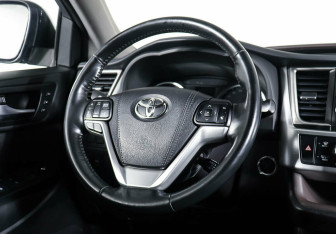 Подержанный автомобиль Toyota Highlander 2018 года (11 фото)
