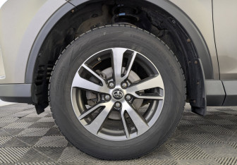 Подержанный автомобиль Toyota RAV4 2016 года (12 фото)