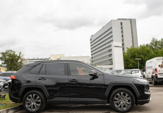 Подержанный автомобиль Toyota RAV4 2024 года (3 фото)