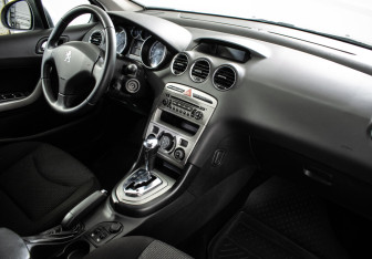 Подержанный автомобиль Peugeot 408 2012 года (9 фото)