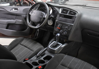 Подержанный автомобиль Citroen C4 Hatchback 2011 года (11 фото)