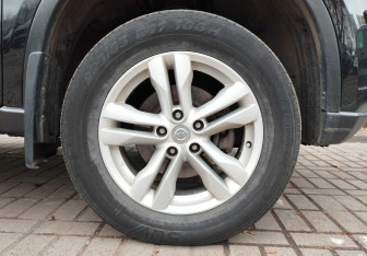 Подержанный автомобиль Nissan X-Trail 2011 года (14 фото)