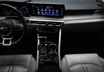 Подержанный автомобиль Kia K5 2021 года (19 фото)