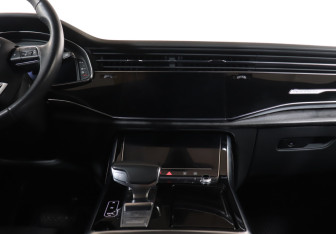 Подержанный автомобиль Audi Q8 2018 года (14 фото)