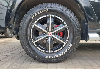 Подержанный автомобиль Mitsubishi Pajero 2011 года (9 фото)