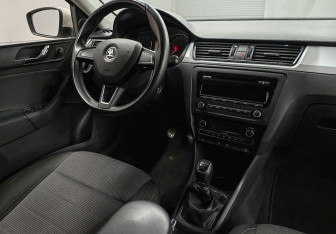 Подержанный автомобиль Skoda Rapid Liftback 2014 года (10 фото)