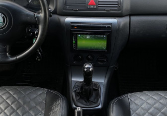 Подержанный автомобиль Skoda Octavia Liftback 2008 года (13 фото)