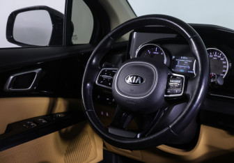 Подержанный автомобиль Kia Carnival 2021 года (13 фото)