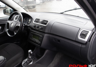 Подержанный автомобиль Skoda Fabia Hatchback 2008 года (7 фото)