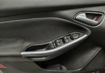 Подержанный автомобиль Ford Focus Wagon 2012 года (14 фото)