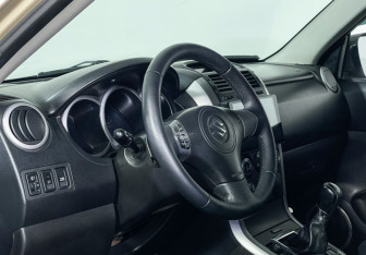 Подержанный автомобиль Suzuki Grand Vitara 2006 года (12 фото)