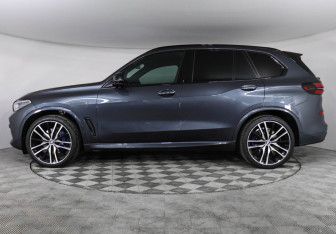 Подержанный автомобиль BMW X5 2021 года (5 фото)
