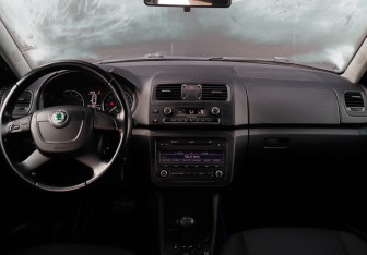 Подержанный автомобиль Skoda Fabia Hatchback 2011 года (11 фото)