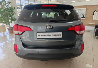 Подержанный автомобиль Kia Sorento 2014 года (6 фото)