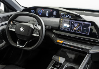 Подержанный автомобиль Changan UNI-V 2023 года (9 фото)