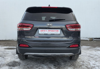 Подержанный автомобиль Kia Sorento 2017 года (6 фото)