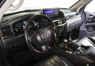 Подержанный автомобиль Lexus LX 2017 года (9 фото)