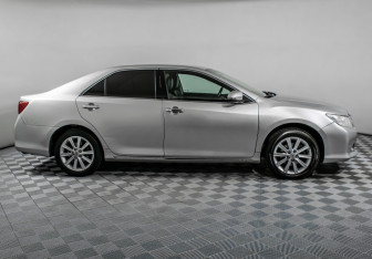 Подержанный автомобиль Toyota Camry Sedan 2013 года (4 фото)
