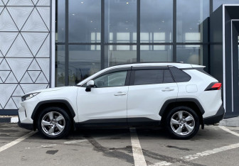 Подержанный автомобиль Toyota RAV4 2019 года (8 фото)