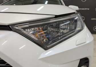Подержанный автомобиль Toyota RAV4 2020 года (11 фото)
