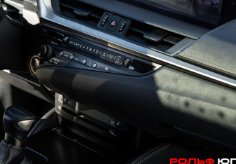 Подержанный автомобиль Lexus ES 2019 года (15 фото)