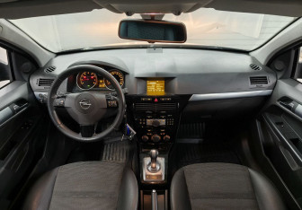 Подержанный автомобиль Opel Astra Hatchback 2010 года (13 фото)