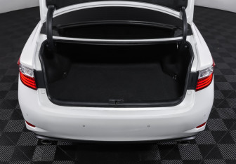 Подержанный автомобиль Lexus ES 2015 года (9 фото)