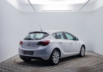 Подержанный автомобиль Opel Astra Hatchback 2012 года (5 фото)