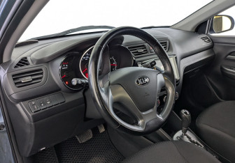 Подержанный автомобиль Kia Rio Sedan 2015 года (16 фото)