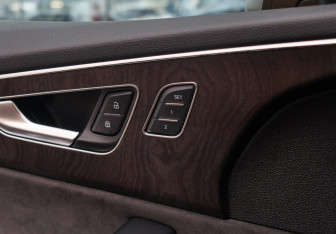 Подержанный автомобиль Audi Q8 2019 года (21 фото)