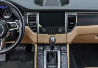 Подержанный автомобиль Porsche Macan 2018 года (14 фото)