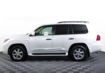Подержанный автомобиль Lexus LX 2011 года (8 фото)