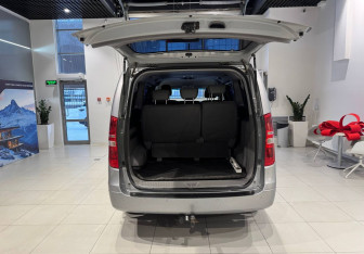 Подержанный автомобиль Hyundai H-1 2017 года (6 фото)