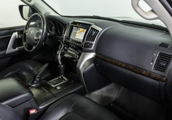 Подержанный автомобиль Toyota Land Cruiser Suv 2015 года (9 фото)