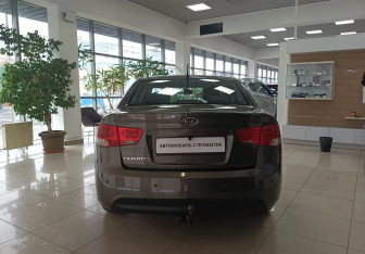 Подержанный автомобиль Kia Cerato Sedan 2011 года (6 фото)