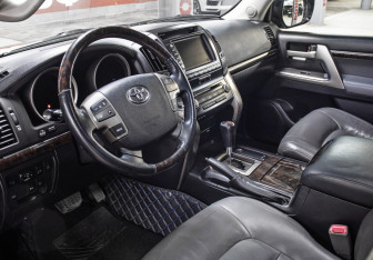 Подержанный автомобиль Toyota Land Cruiser Suv 2008 года (16 фото)