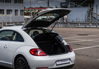 Подержанный автомобиль Volkswagen Beetle Hatchback 2014 года (21 фото)