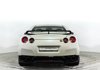 Подержанный автомобиль Nissan GT-R 2011 года (6 фото)