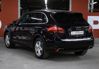 Подержанный автомобиль Porsche Cayenne 2011 года (7 фото)
