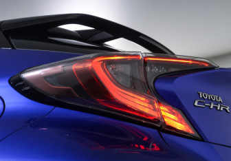 Подержанный автомобиль Toyota C-HR 2018 года (22 фото)