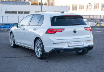 Подержанный автомобиль Volkswagen Golf GTI Hatchback 2021 года (7 фото)