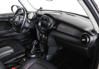 Подержанный автомобиль MINI Hatch 2017 года (10 фото)