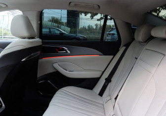 Подержанный автомобиль Hongqi H5 2024 года (10 фото)
