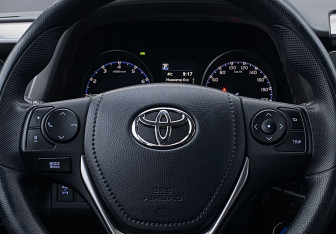 Подержанный автомобиль Toyota RAV4 2016 года (15 фото)