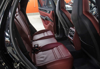 Подержанный автомобиль Porsche Cayenne 2018 года (12 фото)