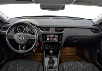 Подержанный автомобиль Skoda Octavia Liftback 2019 года (14 фото)