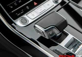 Подержанный автомобиль Audi A8 2022 года (20 фото)
