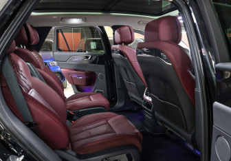 Подержанный автомобиль Hongqi E-HS9 2022 года (12 фото)